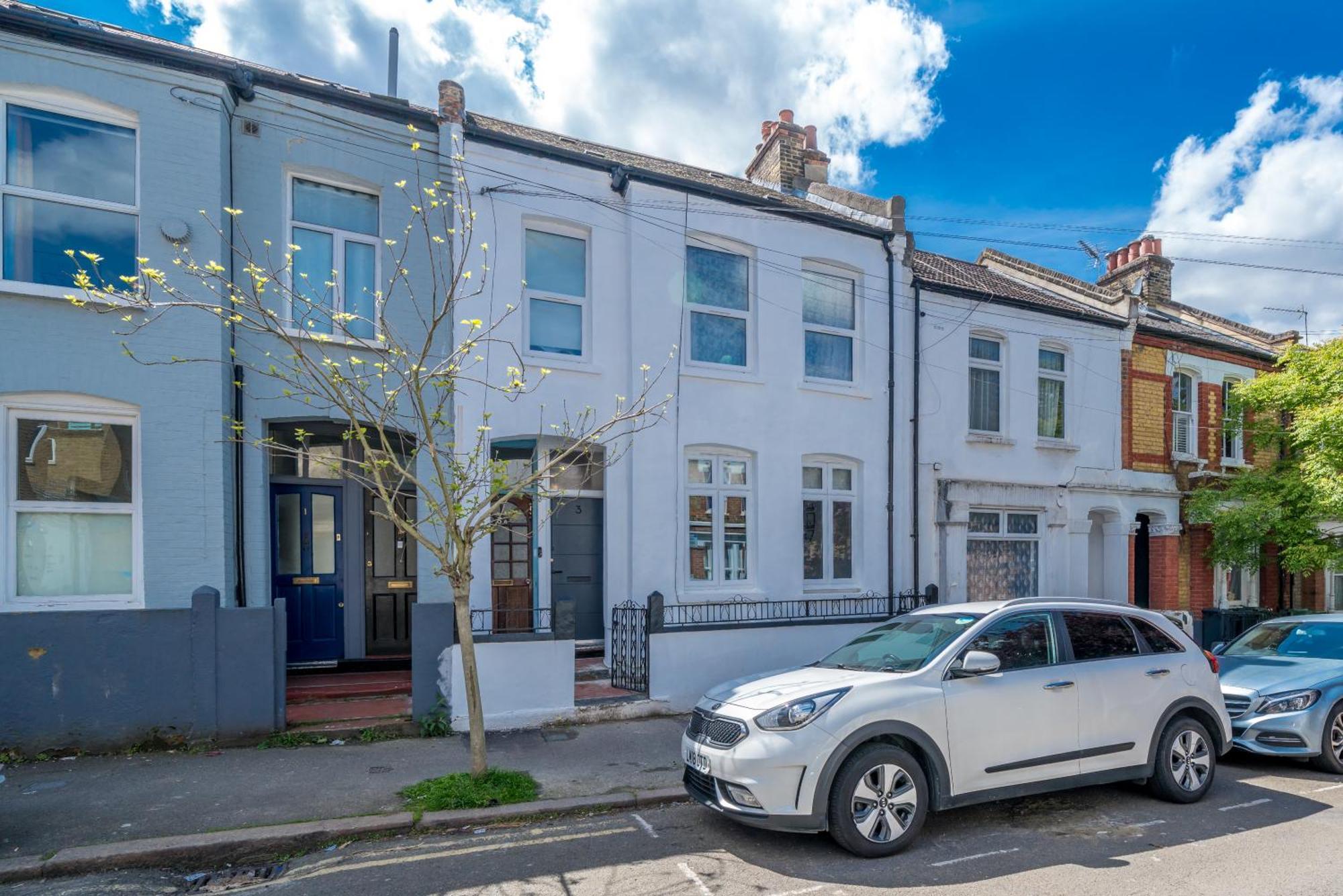 3 Bed New House ! Perfect Location- 5 Minutes From Tube Station * Londres